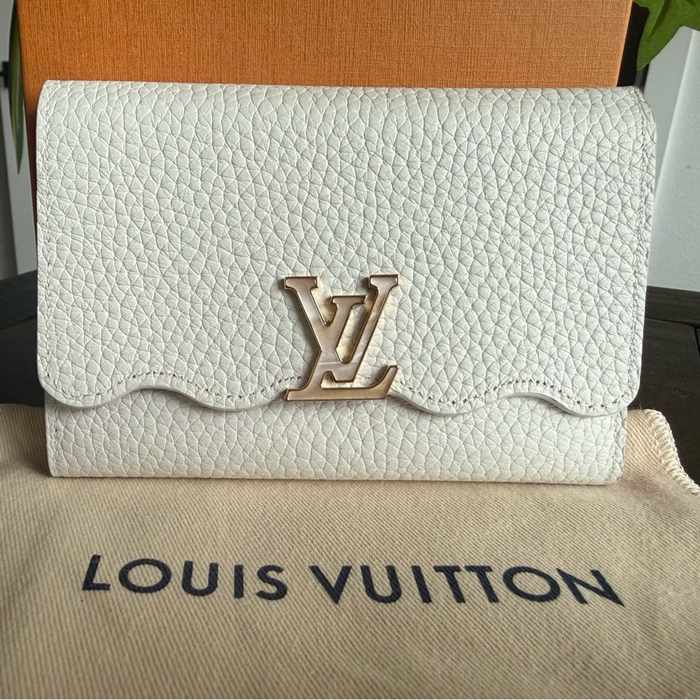 Like New LV Capucines Compact Wallet - White/Pink